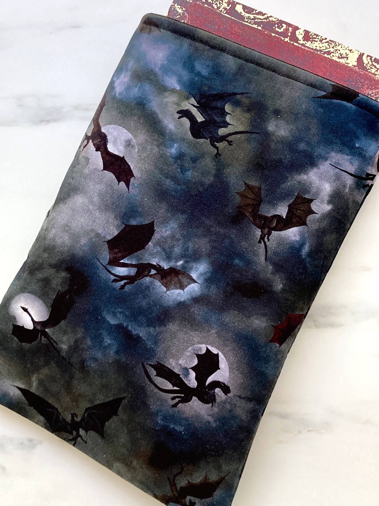 Dragon flight - padded book sleeve, book pouch: Large
