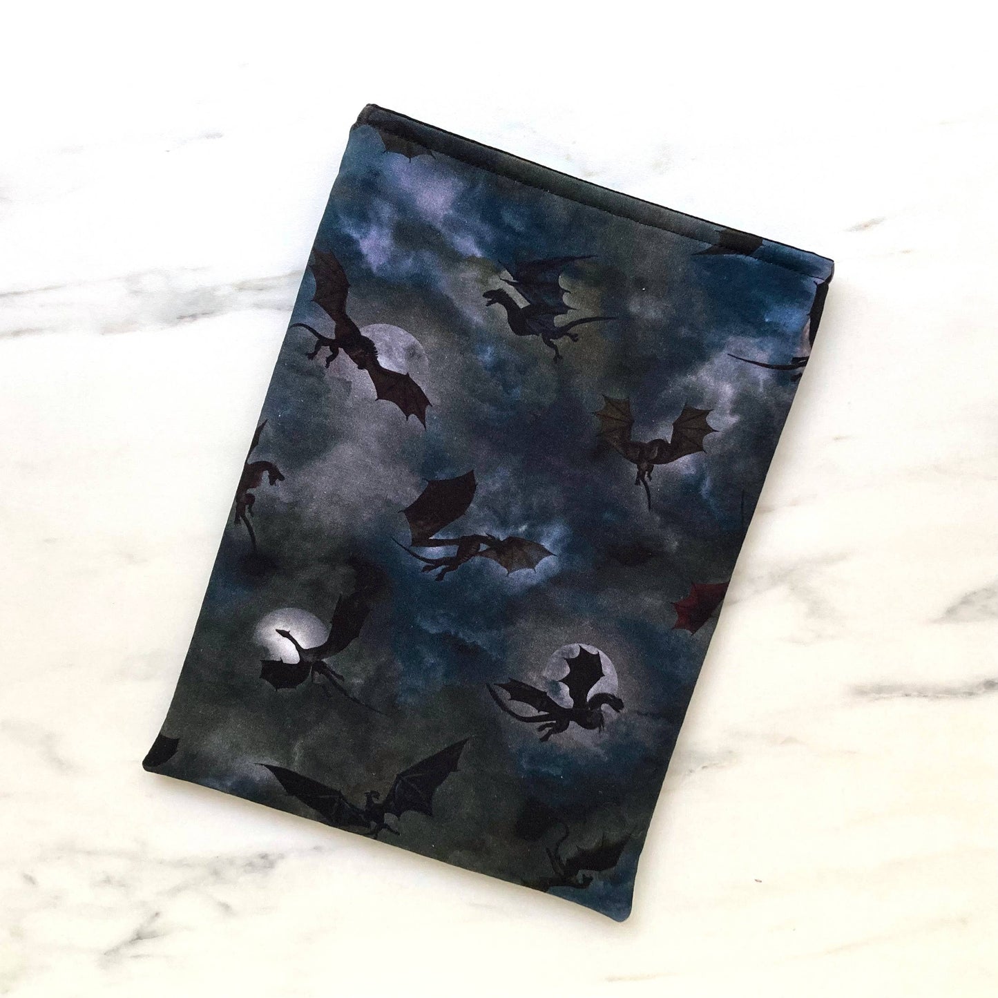 Dragon flight - padded book sleeve, book pouch: Large