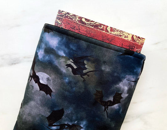 Dragon flight - padded book sleeve, book pouch: Large